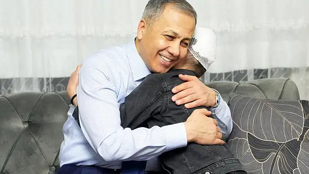 İçişleri Bakanı Yerlikaya, sahipsiz köpeklerin saldırdığı Tunahan Yılmaz'ı ziyaret etti