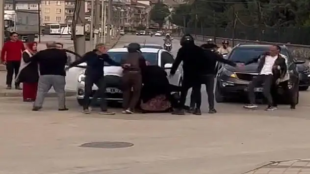 İftar vakti iki sürücü ve yakınları arasında yol verme kavgası kamerada