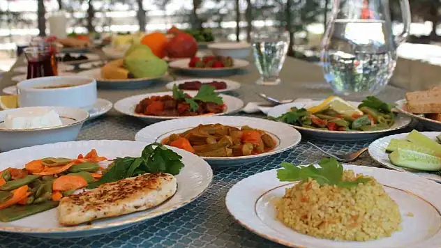İftarda hızlı ve telaşlı yemekten uzak durun
