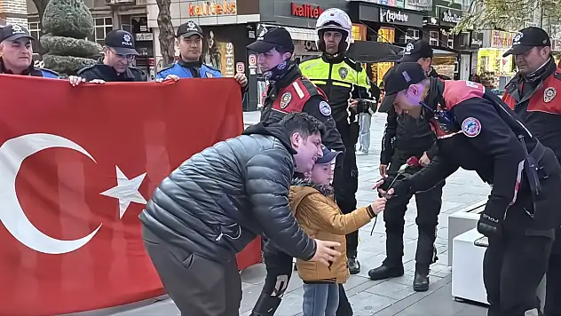 İhbar için gelen polise sürpriz kutlama