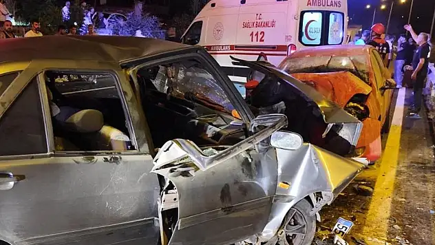 İki araç kafa kafaya çarpıştı: 8 yaralı