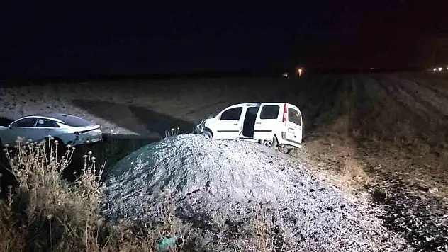 İki araç yoldan çıkarak tarlaya uçtu!