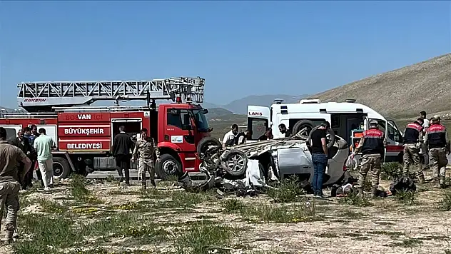 İki aracın çarpıştığı kazada 4 kişi öldü, 2 kişi yaralandı