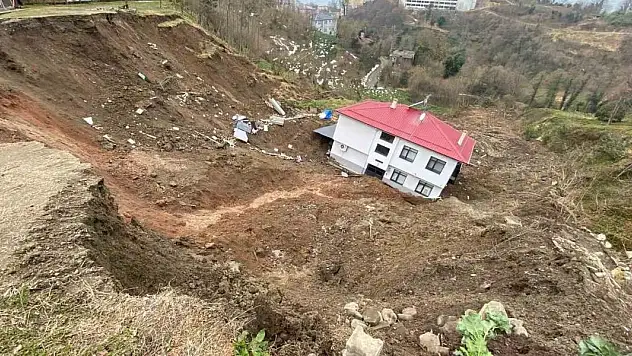 İki katlı ev heyelanda 50 metre sürüklendi