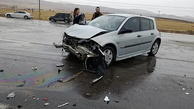 İki otomobil çarpıştı, 1 kişi öldü, 5 kişi yaralandı