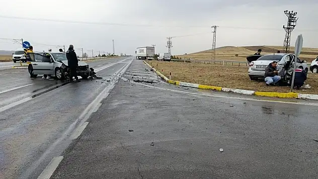 İki otomobil çarpıştı! 1 kişi öldü, 5 kişi yaralandı