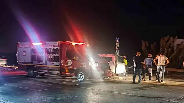 İki otomobil çarpıştı: 1 ölü, 4 yaralı
