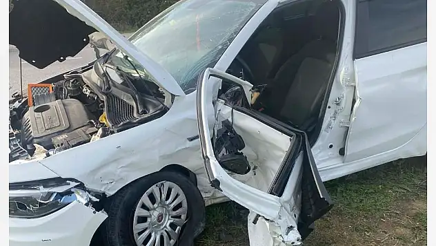İki otomobil çarpıştı: 1'i ağır 5 yaralı