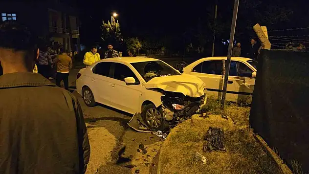İki otomobil kafa kafaya çarpıştı: 2 yaralı