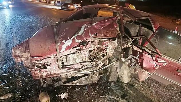 İki otomobil kafa kafaya çarpıştı: 4 yaralı