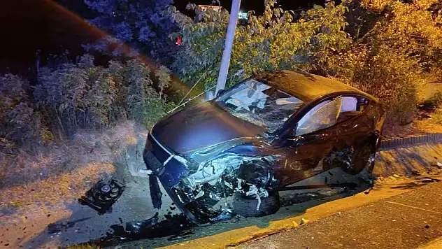 İki otomobil kafa kaya çarpıştı: 4 yaralı