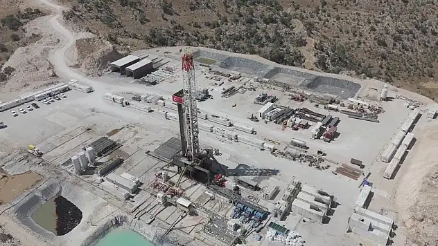 İki yerli petrol sondaj kulesi göreve başladı