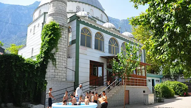 İmam Düşündü, Çocuklar Serinledi! Böyle Jest Görülmedi