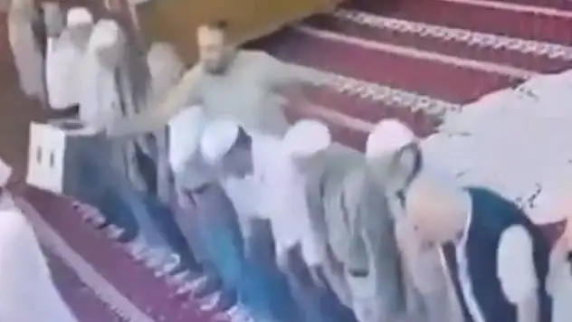 İmama tabure ile vurdu, cemaat vantilatör ile kovaladı