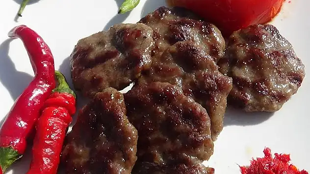 İnegöl'de o meşhur İnegöl köftesi böyle hazırlanıyor ve lezzeti katlanıyor