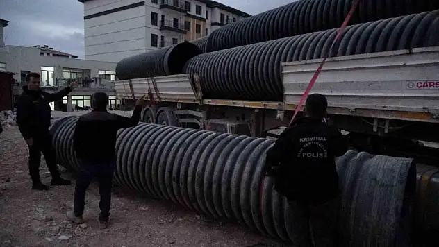 İnşaatta üzerine 750 kilo plastik boru düştü