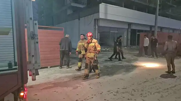 İnşaatta üzerine çelik kapı düşen işçi öldü