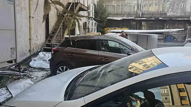 İnşaattan düşen malzemeler araçlara zarar verdi