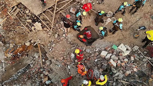İnsanlara yardım etmeye o kadar çok yoğunlaştı ki, kızı bile aklına gelmedi