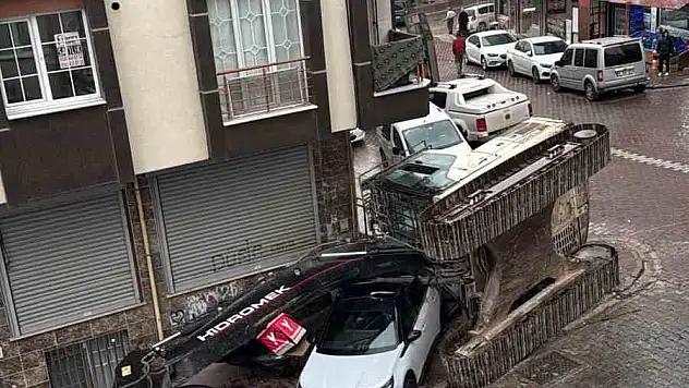İş makinesi devrildi: 2 otomobil hasar gördü