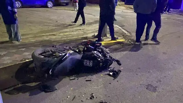 İş makinesi ile çarpışan motosikletli ağır yaralandı