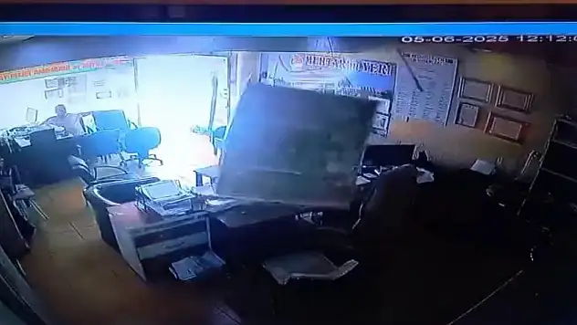 İş yerinin tavanının çökmesiyle neye uğradıklarını şaşırdılar