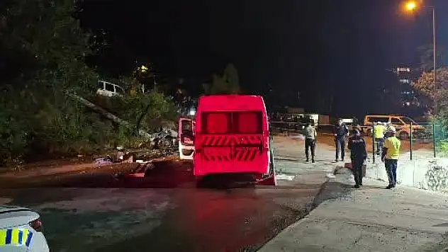 İşçi servisi elektrik direğine çarptı: 6 yaralı