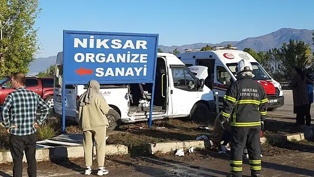 İşçi servisi ile tarım işçilerinin bulunduğu minibüs çarpıştı: 10 yaralı
