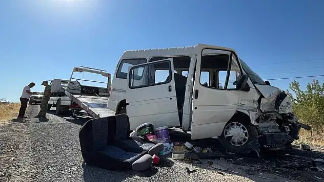 İşçi taşıyan minibüs ile otomobil çarpıştı: 15 yaralı