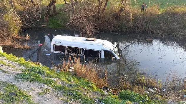 İşçileri taşıyan minibüs dereye devrildi: 8 yaralı