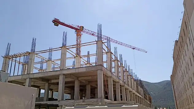 İşçinin vinçte taşınan yük üzerindeki görüntüsü yürekleri ağıza getirdi