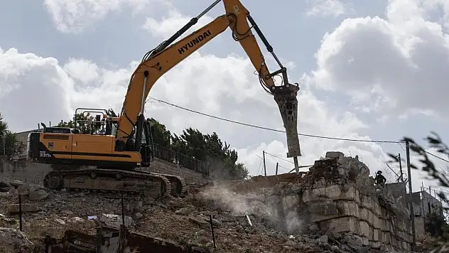 İşgalci İsrail, Batı Şeria'da Filistinlilere ait ev ve tesisleri yıktı