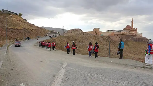 İshak Paşa Sarayı çevresinde farkındalık temizliği yapıldı