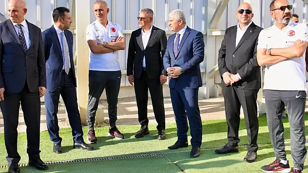 İspanya Maçı Öncesi Konya Heyetinden Milli Takıma Ziyaret