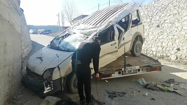 Isparta-Konya yolunda araç köprüden uçtu: 1'i ağır 3 yaralı!