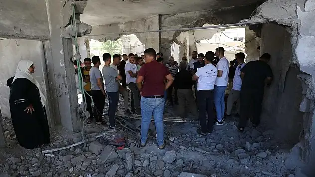 İsrail, Batı Şeria'da evlere baskın yaparak 4 Filistinliyi gözaltına aldı
