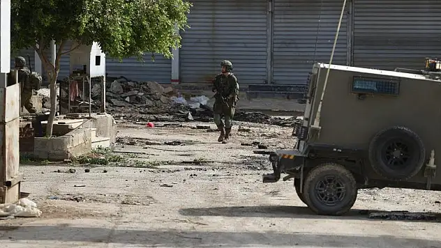 İsrail Batı Şeria'ya baskın düzenleyerek 10 Filistinliyi gözaltına aldı