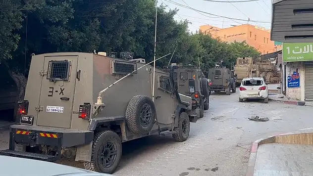İsrail ordusu, Batı Şeria'da 2'si çocuk 12 Filistinliyi gözaltına aldı
