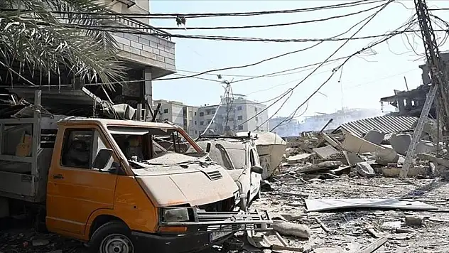 İsrail ordusu, Lübnan'ın güneyinde bir binayı bombaladı