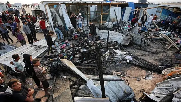 İsrail'in Refah'ta yerinden edilmiş Filistinlilerin kampını bombalaması sonucu 40 kişi hayatını kaybetti