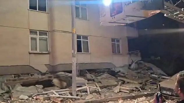 İstanbul'da 6 katlı bina çöktü arama kurtarma çalışması sürüyor