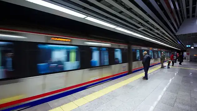 İstanbul'da M5 Metro'da patlama sesleri! Metro çalışıyor mu?