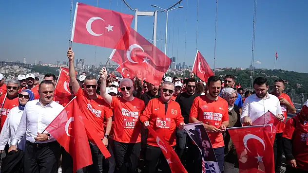 İstanbul'da on binler milli irade için Şehitler Anıtı'na yürüdü!