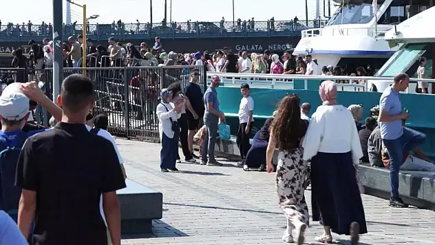 İstanbul- Eminönü'nde bayramın son gününde de yoğunluk devam etti