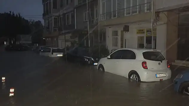 İstanbul sağanak hayatı olumsuz etkiledi: Araçlar suya gömüldü, evleri su bastı!