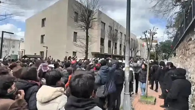 İstanbul Üniversitesi'nde izinsiz yürüyüşe polis müdahale etti