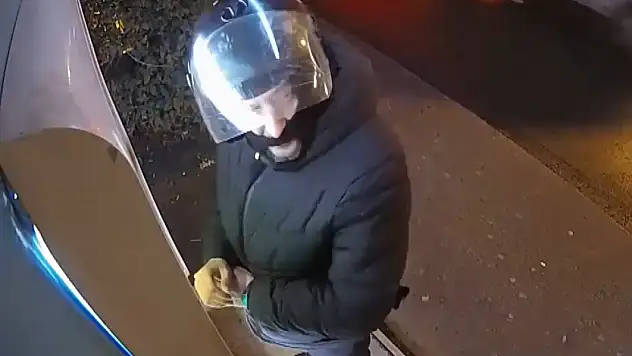 İstanbul'da bankamatiklerden para çalan hırsız kamerada!