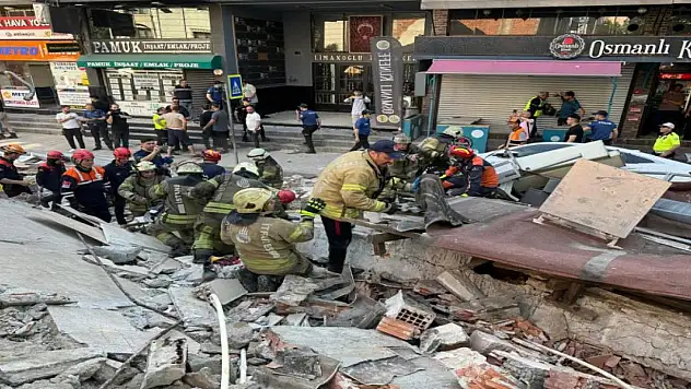 İstanbul'da bina çöktü: Enkaz altında kalanlar var!