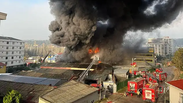 İstanbul'da lastik fabrikasında yangın