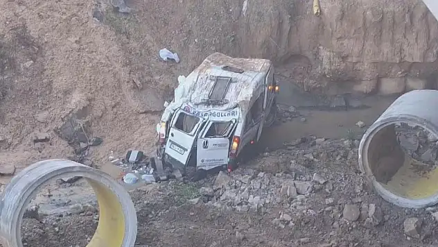 İstanbul'da servis minibüsü şarampole devrildi